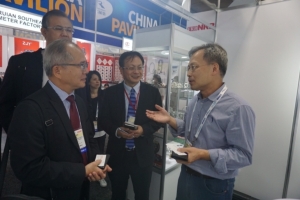 Cens.com News Picture Deputy Director General of Taipei Economic and Cultural Office in L.A. Visits Taiwanese Exhibitors at AAPEX 2017