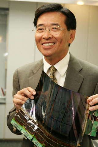 DTC general director John Chen demonstrates a 10.4-inch single-layer bendable/foldable color cholesteric display less than one centimeter thick.