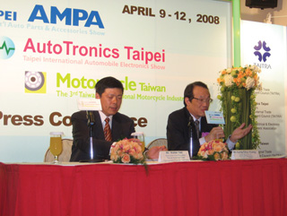 Walter Yeh (left), executive vice president of TAITRA, and Joe Huang, ARTC president, jointly introduce the triple-show plan to the global media in Taipei.