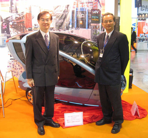 Two key men of the LEV project-MSL general director Wu Tung-Chuan (left) and James Wang, director of the Intelligent Mobility Technology Division of MSL-are pictured in front of the prototype at EICMA 2007.