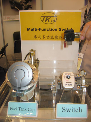 Huang Jhen-liang, general manager of TKM, introduces his company`s latest 5-in-1 multifunctional locking system.