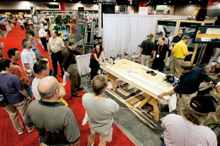 Advanced woodworking machines displayed at IWF 2007 caught great attention among buyers.