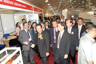 Senior Malaysian officials visit WTM 2005.