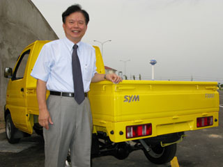 Sanyang president Huang Kuang-wuu and the SYM T880 commercial pickup. Sanyang president Huang Kuang-wuu and the SYM T880 commercial pickup.