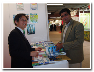 CENS sales representative at Light+Building, Tony Chou (left), with a buyer.