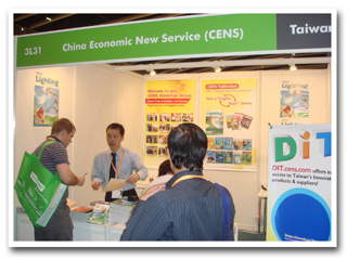 Olsen Yu (inside the booth), CENS sales representative at the Hong Kong Electronics Fair, introduces CENS Lighting to visitors. 