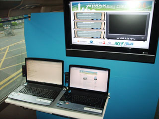 WiMAX-embedded notebook computers demonstrating Internet connectivity on a running shuttle bus.