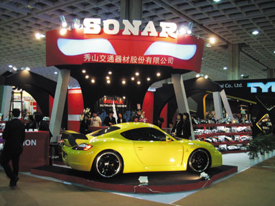 Sonar draws ample attention with a sports car installed with various auto lamps.