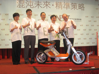 ITRI president Johnsee Lee (third from left), SYM president Huang Kuang-wuu, and Prof. Bill Mitchell of Media Lab, jointly unveil the RoboScooter.