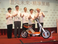 ITRI president Johnsee Lee (third from left), SYM president Huang Kuang-wuu, and Prof. Bill Mitchell of Media Lab, jointly unveil the RoboScooter.