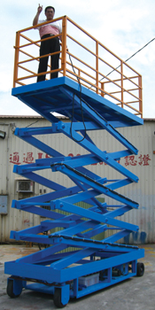 Remote-controlled hydraulic lifting platform.