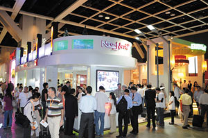 Buyers from around the globe crowd into Hong Kong International Lighting Fair ground to search for the latest lighting products.