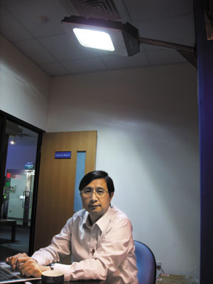 NeoPac CEO Jeffery Chen with his company`s NeoBulb streetlight