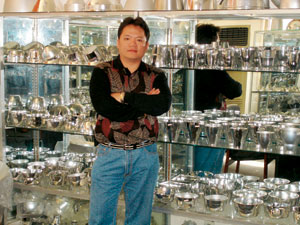 Baide General Manager Jason Lee and his company`s aluminum reflector lampshades.