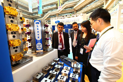 Foreign buyers check out Taiwan-made high-precision machine-tool components.