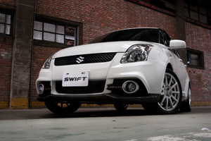 A Suzuki Swift mini-car with high-level performance body parts developed by Car Glory.