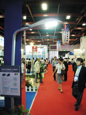 Taiwan`s LED-lighting makers are urging the government to set up a certification system for the industry. Pictured are LED street lights displayed by a Taiwanese manufacturer.