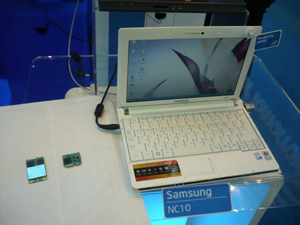 Intel Echo Peak modules (left) and a netbook integrated with such module.