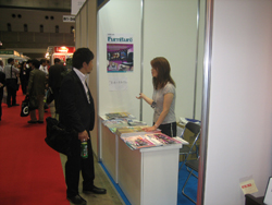 A local visitor stops by CENS booth at “Office Furniture Japan.”