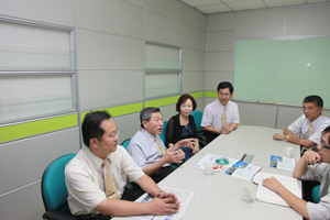 Chang Kuang-yau (center, left side) talks about his plans to boost Taiwan’s global presence during his one-year tenure of office in R.I. District 3460.