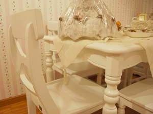 This compact dining set presents a mixture of simplicity and practicality.