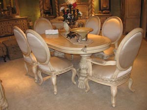 The traditional classic design of this Western dining set gives it an atmosphere of elegant luxury.
