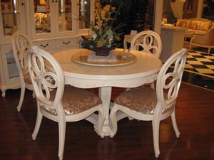 The Western-style dining set made up of a round table and four classic chairs is not so common today.