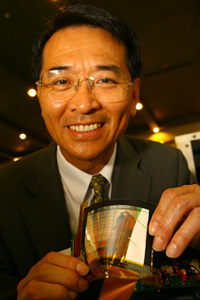 A 4.1-inch piece of flexible e-paper is demonstrated by DTC general director Chen.