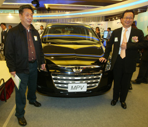 TTVMA chairman Chen (right) shows Yulon`s Luxgen own-brand multi-purpose van (MPV) car model to CAAM vice chairman Dong.