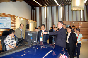 CAAM vice chairman Dong Yang (center, in dark suit) headed a delegation of more than 50 Chinese auto executives in a visit to ARTC.