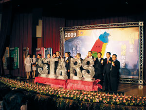 Government officials, the presidents of institutions, and celebrities together mark the opening of the STARTS Project Achievement Presentation at the Kaohsiung Science and Technology Museum. Government officials, the presidents of institutions, and celebrities together mark the opening of the STARTS Project Achievement Presentation at the Kaohsiung Science and Technology Museum.