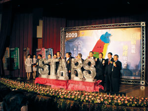 Government officials, the presidents of institutions, and celebrities together mark the opening of the STARTS Project Achievement Presentation at the Kaohsiung Science and Technology Museum.