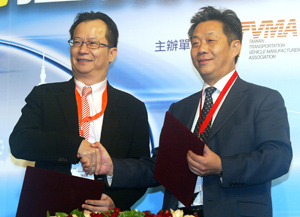 To promote closer cooperation between Taiwan and China`s automotive industries, Chen signed a cooperation memorandum of understanding (MOU) with China Association of Automobile Manufacturers (CAAM) vice chairman Dong Yang after the Cross-strait auto conference.