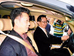 Chen personally drives Yulon Group`s Luxgen for CAAM vice chairman Dong to show the car`s features.