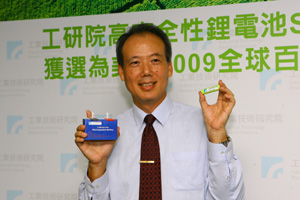 MCL general director L.M. Liu demonstrates a STOBA-integrated lithium battery.