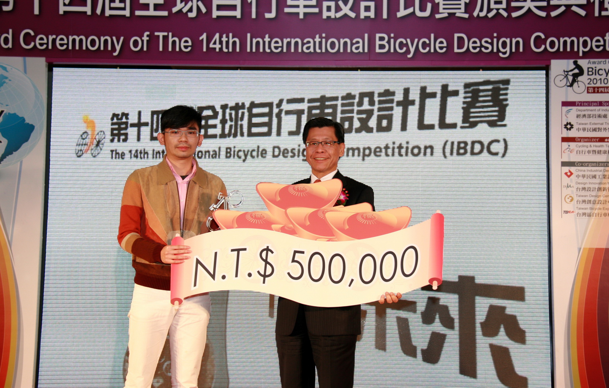 Shi Huang (left), the Taiwanese winner of 14th IBDC Gold Award and about US$16,000 in prize.