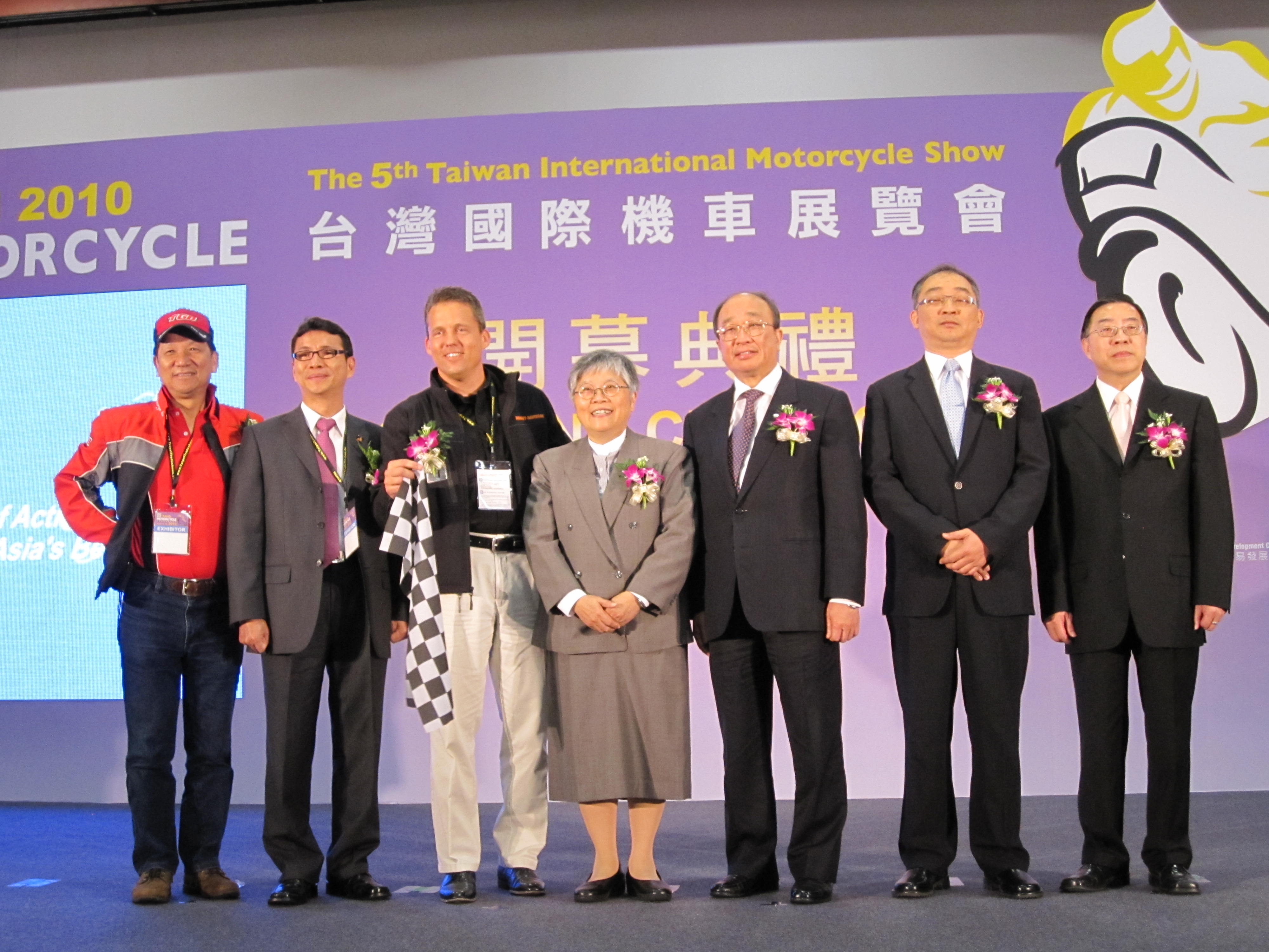 Officials cut ribbon to open 2010 Motorcycle Taiwan.