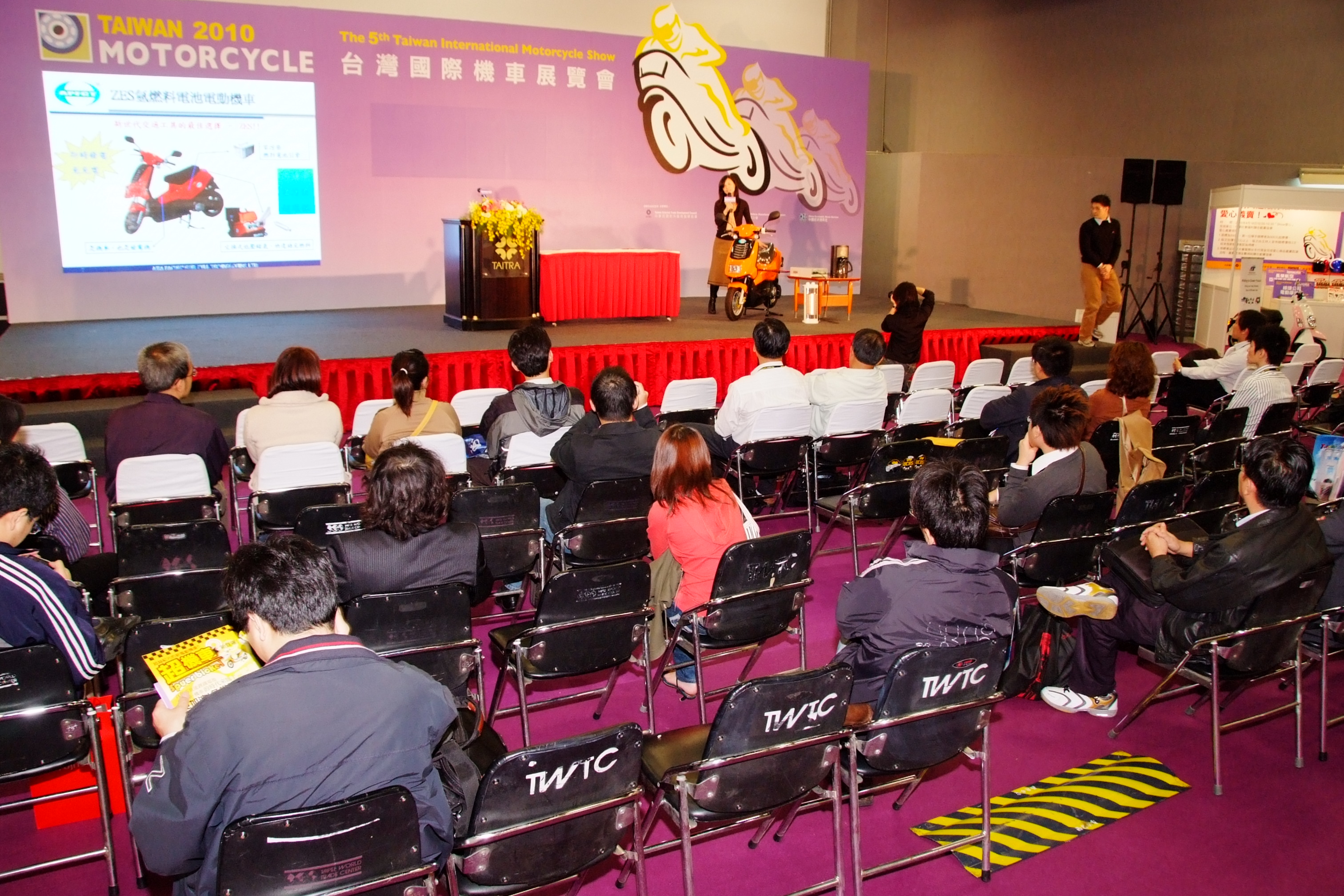 New-product Announcement sessions attracted buyers` attention.