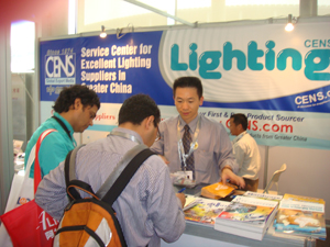 CENS representative helps out foreign buyers at Guangzhou International Lighting Exhibition.