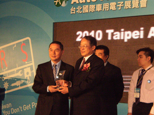 Bureau of Foreign Trade Director General Huang Chih-peng (right) awarded prizes to winners of the 2010 AMPA Innovation Award.