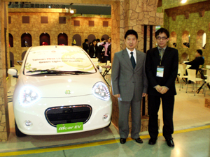 Depo sales manager Michael Hu (left) introduced the company`s newest LED headlamp installed in Yulon`s first Plug-in electric car.
