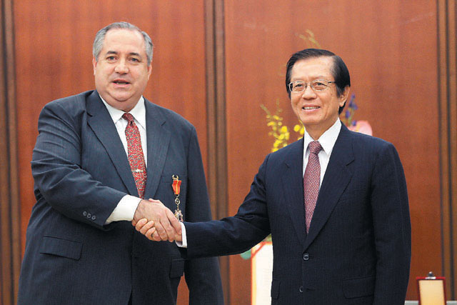 Israeli Representative Gamzou (left) shakes hands with Taiwanese Foreign Minister Timothy Yang, who conferred a Friendship Medal of Diplomacy on Gamzou in recognition of his contributions to strengthening bilateral ties between Taiwan and Israel during the last four years.