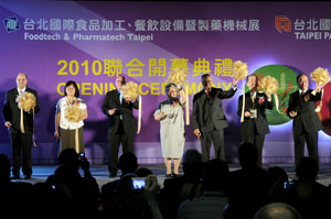 Leading personalities from government and industry at the opening ceremony of  the 3-in-1 Taipei Pack. 