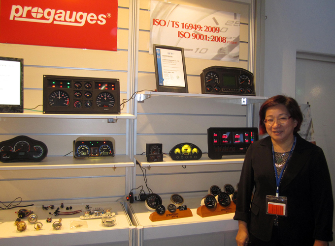 Susan Lee, director of Lyssen`s overseas marketing department, and the  company`s top-end CAN-Bus gauges for vehicles or agricultural machinery.
