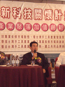 Hsiao talks about his company’s achievements in making digital auto repair tools.