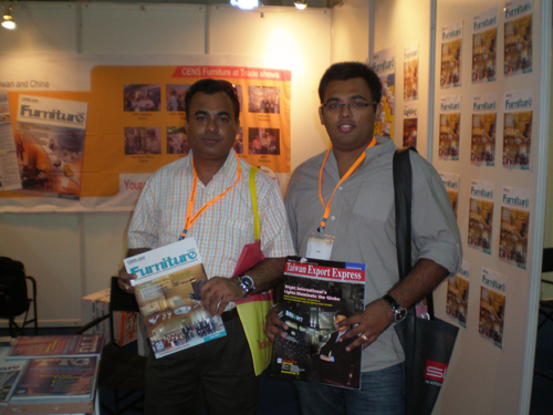 Visitors pick up CENS publications at Index International Furniture Fair.