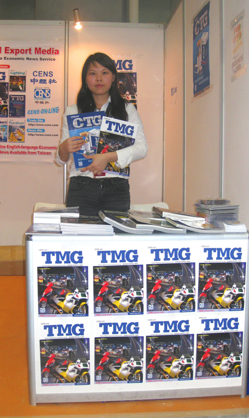 CENS representative shows CENS trade magazines at CIMA Motor.