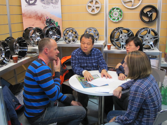 Johnsun Chiang (second from left) introduces his company`s wheel solutions to global buyers.