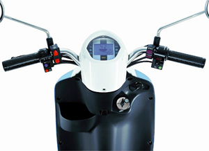 The e-scooter has an intelligent multifunctional instrument cluster.