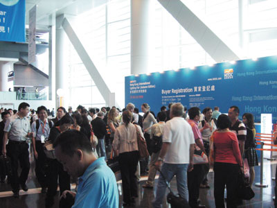 HK Intl` Lighting Fair 2009 drew 27,838 buyers. Pictured are registering   attendees.